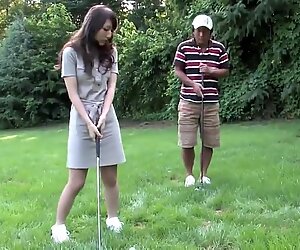 Morena ansiosa adora chupar caralhos no campo de golfe