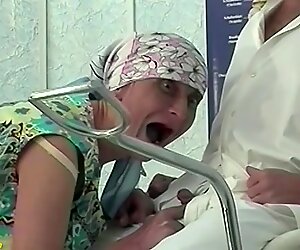 Pășări Pășerică Păroza 92 ani Bunicuță Dur Fututa cu Pumniul Anf Deep Fucked de către un medic