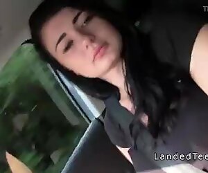 Uviaznutý dospievajúci dáva ruky v aute počas jazdy