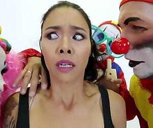 厚脸皮和狂狂纹身夫人与三个小丑同时性交。