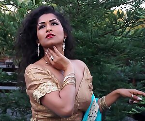 ديسي بهابي مايا راتي في أغنية هندية - مايا