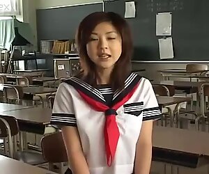 Słodkie japonki nastolatka Aki Hoshino uwielbia sport i pomarańczowe majtki