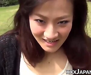 Γιαπωνέζαζα hottie παίζει με το μουνί της και παίρνει χυμένο