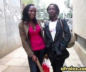 Africanos amadoras lésbicas produzindo fora em casa de banho