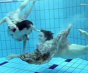Анна Неребко и Лада Полешук под водой лесбо