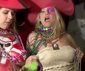 Šialené párty dievčatá odhaľujú nahé telo ich prsiam počas Mardi Gras
