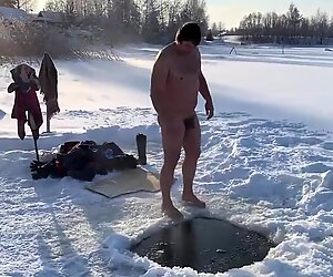 Homme saute dans le trou de glace https://nakedguyz.blogspot.com