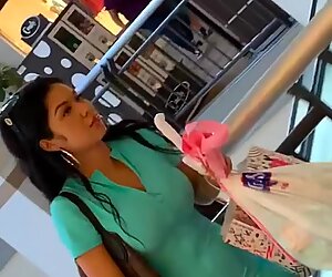 GORDAS CÚ Latina Milf rastejou no shopping cândido