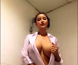 Humungous цици тайландки момиче душ в личен апартамент