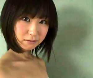 Whorish japonky čubka yumi ishikaw pózy na a kamera wearing ripped off top