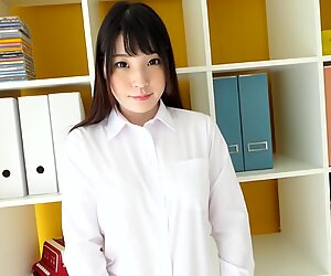 Japansk jente mahiro viser sin gule truser