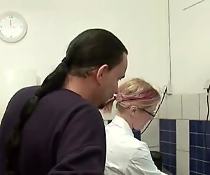 Beau-père séduire sa belle-fille à baiser dans sa cuisine quand elle est mère