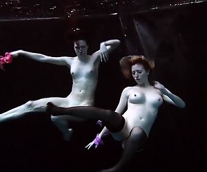 Под водой горячие девушки плавание голые