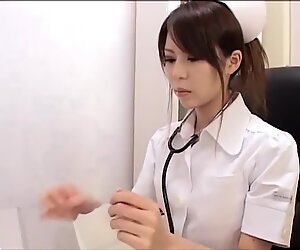 Japans Verpleegster Aftrekken met Latex Handschoenen