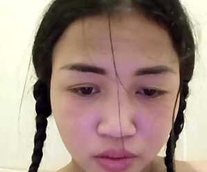 Adolescente tailandese si masturba in pubblico bagno