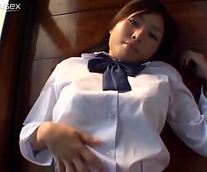 Χαριτρωμένη μια μαθήτρια Mayu Tamoto περιστρέφεται στο πάτωμα χαρούμενα