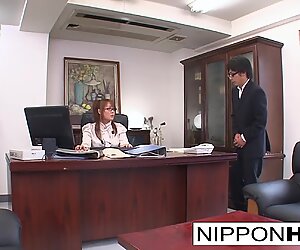 Японское секретарши мастурбирует за своим столом