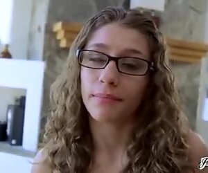 Drobna latynoski nastolatka Rebel Lynn żyje naszymi fantazjami w perwersyjnym porno