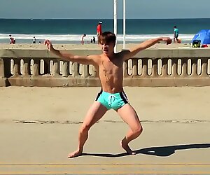 Jovencito bailando in the en la playa with speedo bulge / novinho dan & ccedil_ando sunga N / A praia